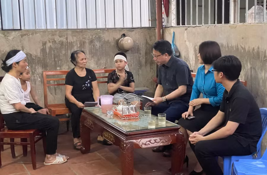 Mẹ của thầy giáo Nguyễn Đại Đình Nam là bà Tạ Thị Luận đã đề xuất Công đoàn Giáo dục Việt Nam nguyện vọng được chuyển công tác cho con về gần nhà, để tiện chăm sóc con nhỏ.