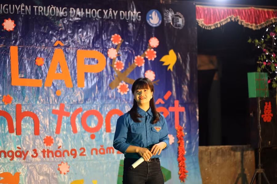 Thùy Linh trong một hội diễn văn nghệ