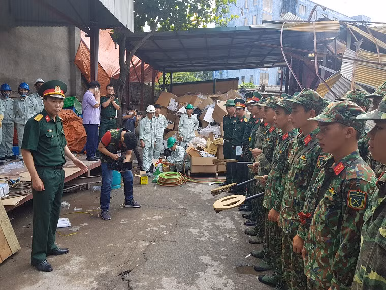 Bộ Tư lệnh Thủ đô Hà Nội huy động 78 cán bộ, chiến sĩ cùng 10 phương tiện phối hợp tham gia khắc phục sự cố môi trường.