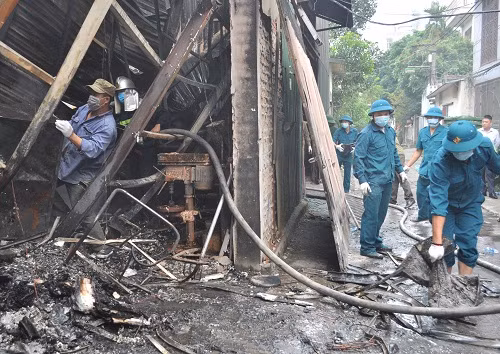 Đến khoảng 5h30, đám cháy được dập tắt hoàn toàn. Đến khoảng 5h30, đám cháy được dập tắt hoàn toàn.