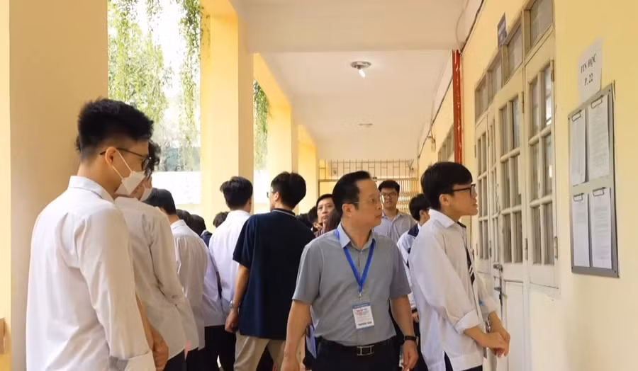 Giám đốc Sở GD&amp;ĐT Hà Nội Trần Thế Cương kiểm tra công tác chuẩn bị kỳ thi và động viên các thí sinh trước giờ thi.
