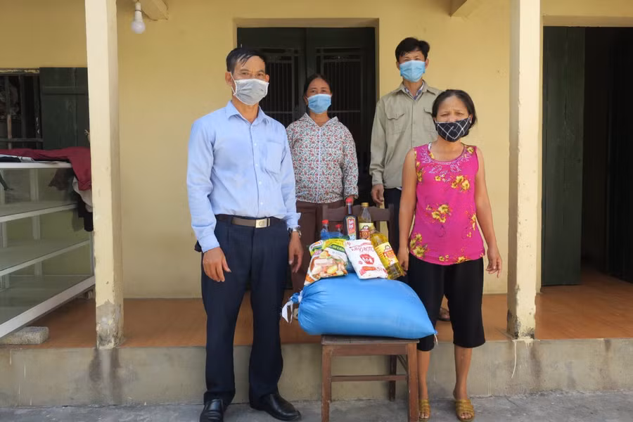 Phần quà gửi đến hộ nghèo, chia sẻ khó khăn với người dân bối cảnh dịch Covid-19 còn phức tạp.