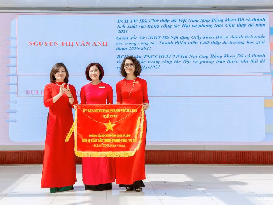 Tập thể nhà trường vinh dự nhận Cờ thi đua Xuất sắc cấp Thành phố.