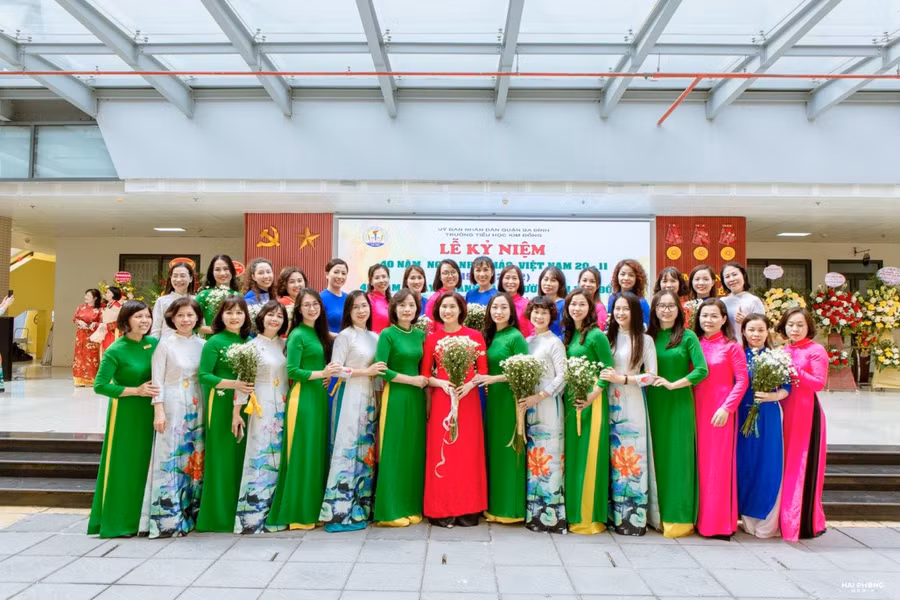 Tập thể cán bộ, giáo viên, nhân viên Trường Tiểu học Kim Đồng.