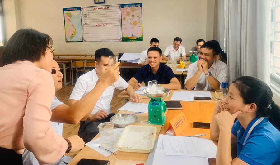 Giáo viên cùng trao đổi chuyên môn bài giảng, bồi dưỡng học sinh giỏi.