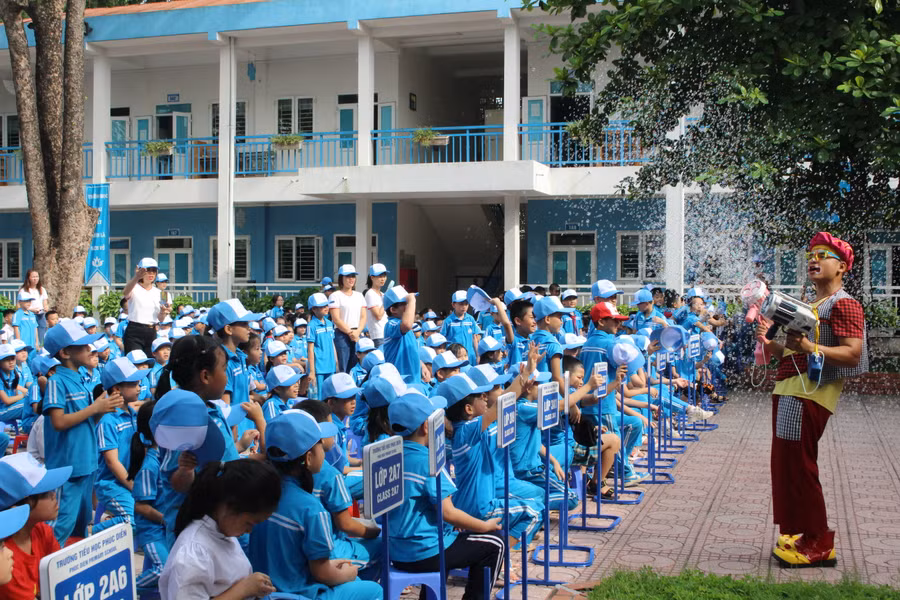 Nhiều hoạt động vui nhộn, tiết mục xiếc khiến học sinh thích thú.