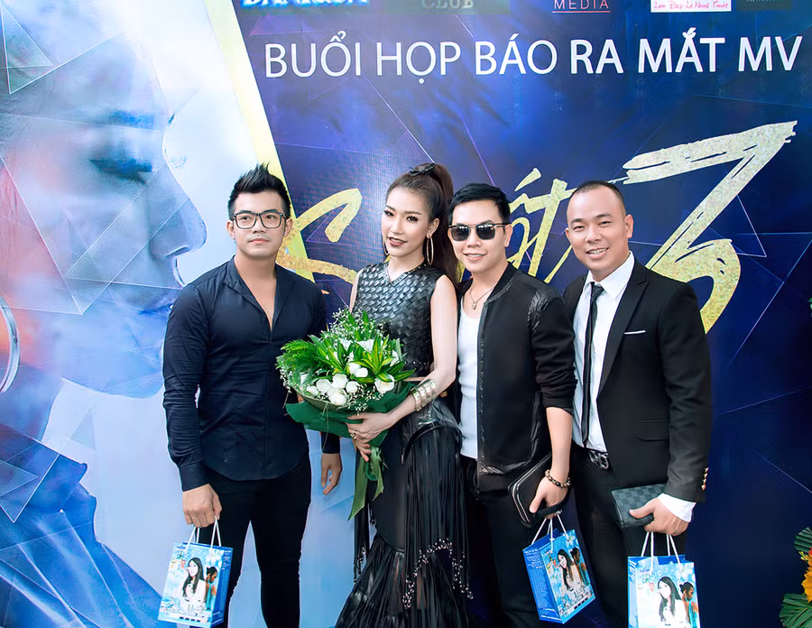 Bạn bè đến chúc mừng nữ ca sĩ ra mắt MV