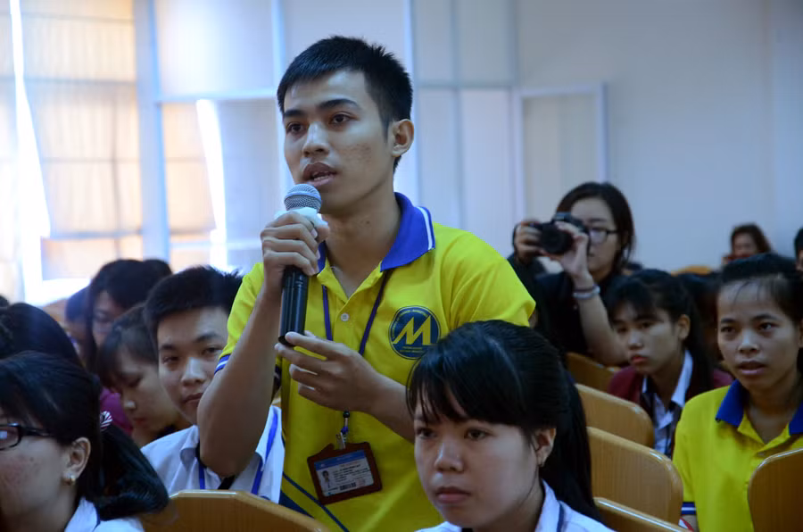 SV tham gia đặt câu hỏi nới các chuyên gia SV tham gia đặt câu hỏi nới các chuyên gia