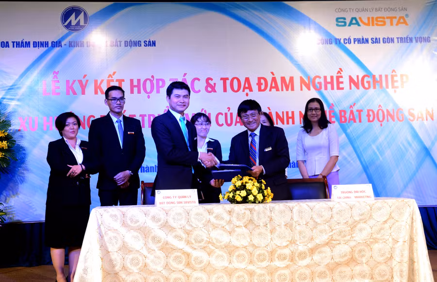 Đại diện hai đơn vị trao văn bản ký kết hợp tác