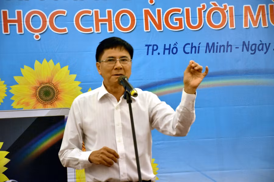 "Dự án sẽ mang đến cho người mù một kho tàng tri thức bao la thông qua mạng máy tính" - ông Lê Quốc Ân - Chủ tịch HĐQT Quỹ Từ thiện sách nói dành cho người mù - phát biểu "Dự án sẽ mang đến cho người mù một kho tàng tri thức bao la thông qua mạng máy tính" - ông Lê Quốc Ân - Chủ tịch HĐQT Quỹ Từ thiện sách nói dành cho người mù - phát biểu