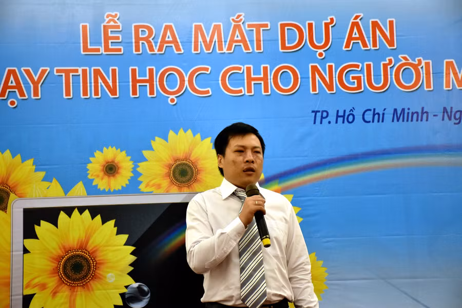 "Chỉ cần quý vị cho chúng tôi 1% cơ hội, chúng tôi sẽ bỏ ra 100% năng lực để phục vụ" - giáo viên khiếm thị Tô Nguyên Châu bày tỏ "Chỉ cần quý vị cho chúng tôi 1% cơ hội, chúng tôi sẽ bỏ ra 100% năng lực để phục vụ" - giáo viên khiếm thị Tô Nguyên Châu bày tỏ