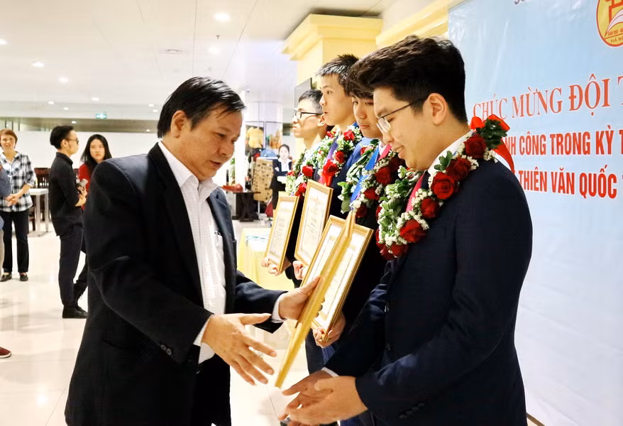 Ông Lê Ngọc Quang trao bằng khen cho các học sinh đoạt giải Ông Lê Ngọc Quang trao bằng khen cho các học sinh đoạt giải