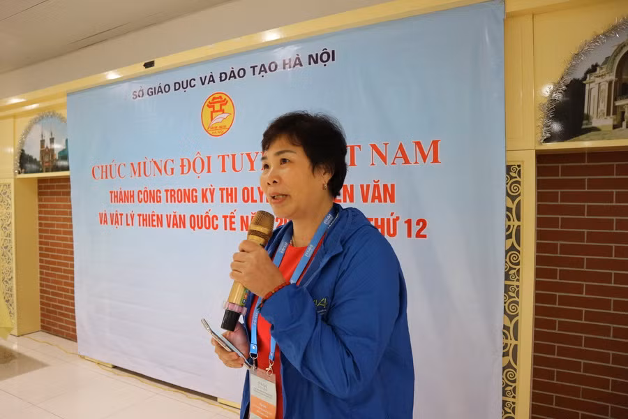 Cô trưởng đoàn Bùi Thị Minh Nga thông tin về hành trình của đoàn trong những ngày dự thi Cô trưởng đoàn Bùi Thị Minh Nga thông tin về hành trình của đoàn trong những ngày dự thi