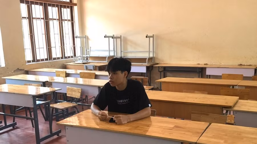 Hứa Duy Mạnh, học sinh Trường THPT Lộc Bình trong một buổi tự học ở trường. Hứa Duy Mạnh, học sinh Trường THPT Lộc Bình trong một buổi tự học ở trường.