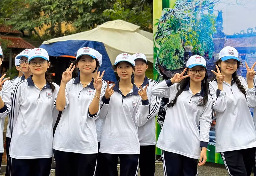 Học sinh Trường THPT Sóc Sơn luyện tập các tiết mục biểu diễn để cổ vũ Việt Thành. Học sinh Trường THPT Sóc Sơn luyện tập các tiết mục biểu diễn để cổ vũ Việt Thành.