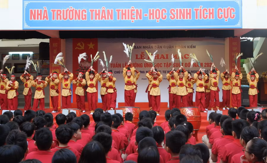 Học sinh quận Hoàn Kiếm biểu diễn văn nghệ chào mừng sự kiện.
