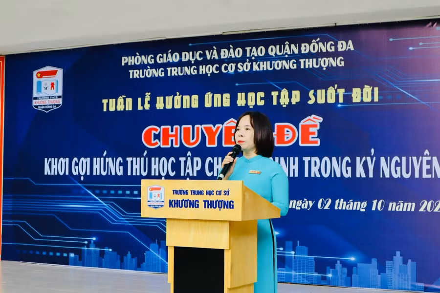 Cô Bùi Thị Hồng Thủy - Hiệu trưởng Trường THCS Khương Thượng phát động tuần lễ hưởng ứng học tập suốt đời năm 2023.