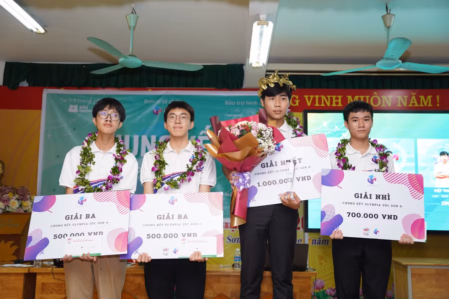 Việt Thành giành giải Nhất cuộc thi Olympia của trường THPT Sóc Sơn.