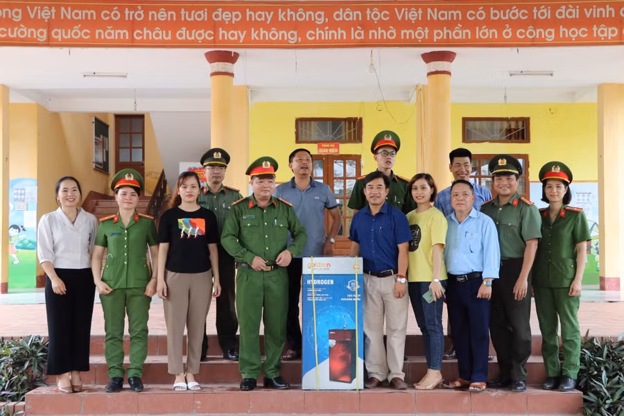 Công an huyện Lục Ngạn thăm hỏi và trao tặng máy lọc nước cho Trường Tiểu học Phong Vân.