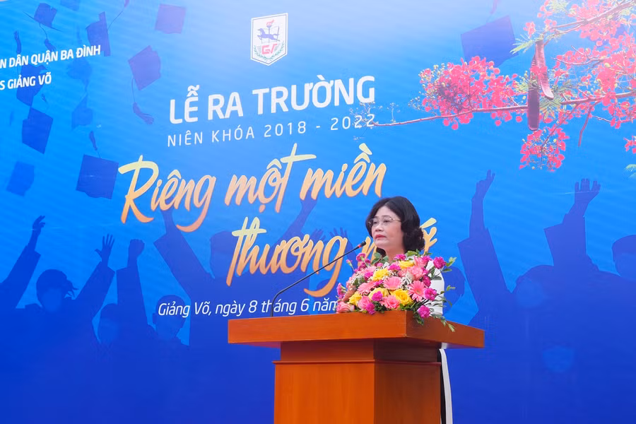 Cô Tô Thị Hải Yến - Hiệu trưởng trường THCS Giảng Võ dặn dò học sinh trong ngày lễ ra trường.