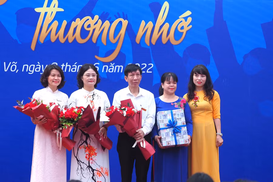 Những bó hoa thay lời cảm ơn từ các bậc phụ huynh gửi đến Ban Giám hiệu trường THCS Giảng Võ trong buổi lễ.