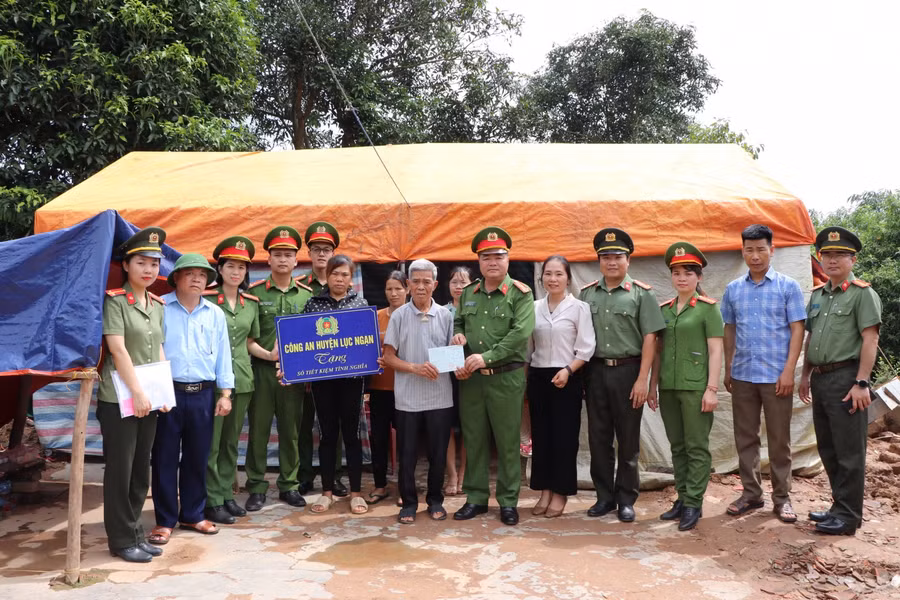 Công an huyện Lục Ngạn thăm hỏi và trao quà hỗ trợ cho người dân bị ảnh hưởng mưa lũ.