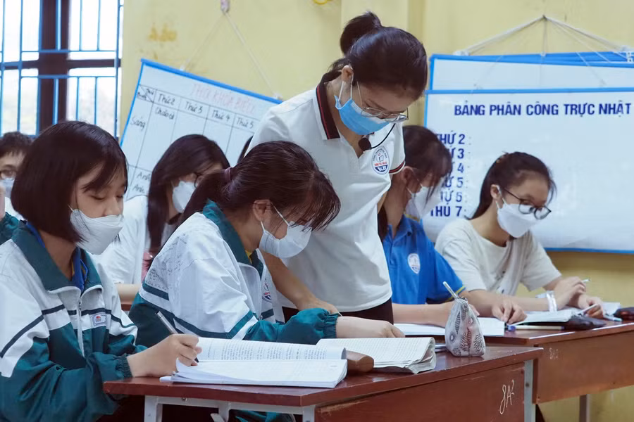 Giáo viên trường THCS Kinh Bắc (TP Bắc Ninh) hướng dẫn ôn tập cho học sinh.