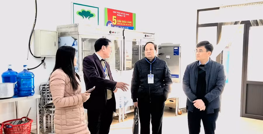 Phó Giám đốc Sở GD&amp;ĐT Bắc Giang kiểm tra công tác dạy và học trên địa bàn thành phố Bắc Giang.