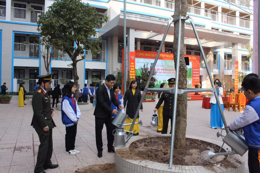 Ông Tạ Nam Chiến - Chủ tịch UBND quận Ba Đình cùng đại biểu và học sinh trường THCS Thành Công trồng cây tại lễ phát động. Ông Tạ Nam Chiến - Chủ tịch UBND quận Ba Đình cùng đại biểu và học sinh trường THCS Thành Công trồng cây tại lễ phát động.