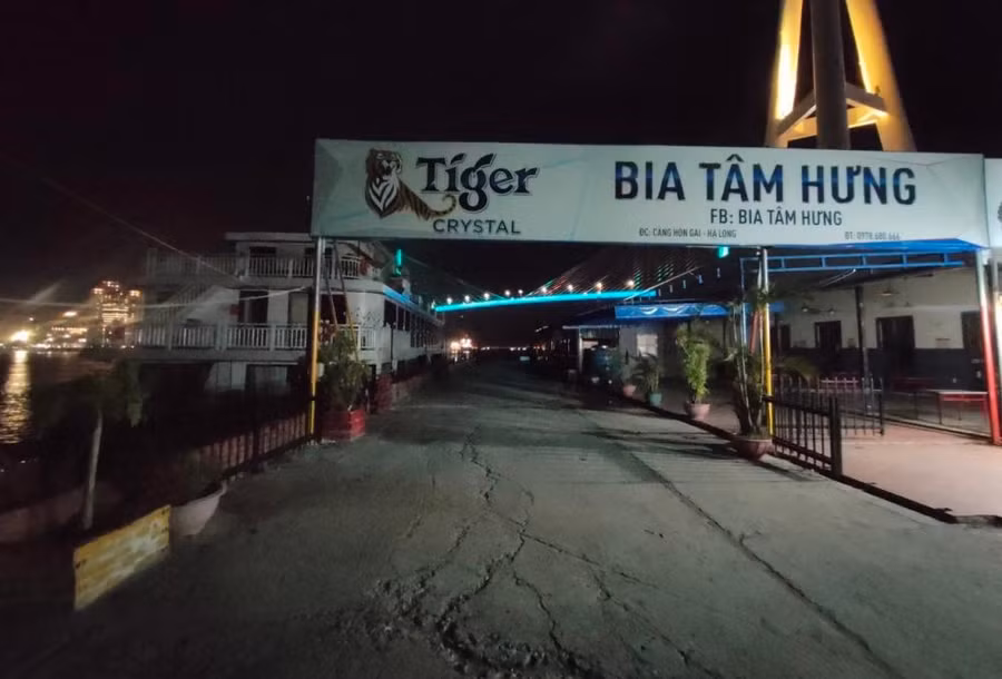 Buổi tối quán bia Tâm Hưng không còn đón khách. Buổi tối quán bia Tâm Hưng không còn đón khách.