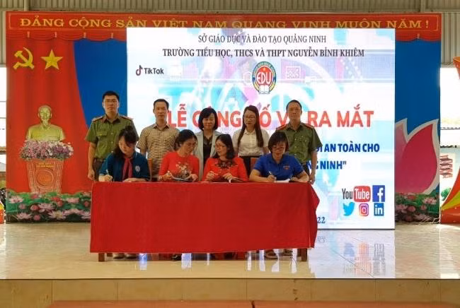 Trường TH, THCS&THPT Nguyễn Bỉnh Khiêm ký cam kết thực hiện mô hình “Sử dụng mạng xã hội an toàn cho học sinh, sinh viên tỉnh Quảng Ninh”.
