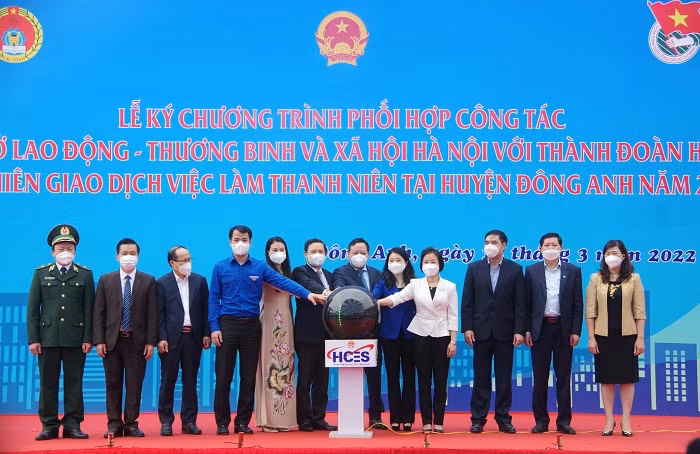 Các đại biểu tham dự nhấn chuông khai mạc Phiên giao dịch việc làm Thanh niên tại huyện Đông Anh năm 2022.