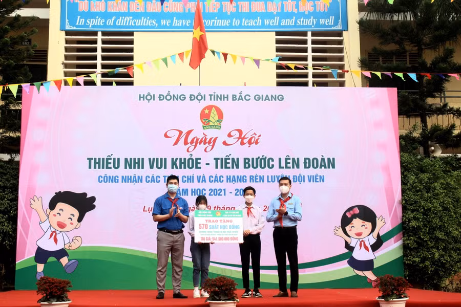 Hội đồng Đội tỉnh Bắc Giang phối hợp với Công ty cổ phần sáng tạo trẻ Teky Holding tặng 570 suất học bổng cho học sinh.