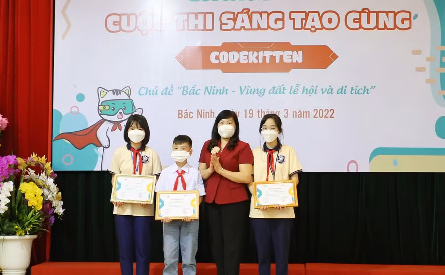 Lãnh đạo Sở GD&amp;ĐT Bắc Ninh trao giải Nhì cho các thí sinh.