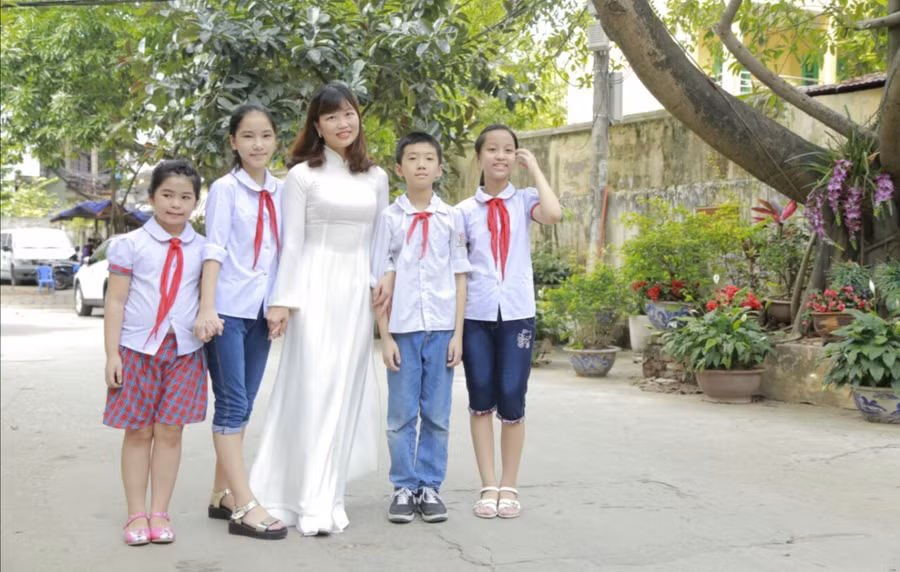 Cô Trần Thị Lan, Trường Tiểu học Hoàng Hoa Thám (quận Ba Đình) cùng học trò trong một giờ học tập truyền thống “Uống nước nhớ nguồn”.