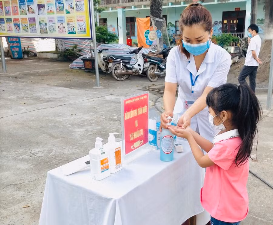 Học sinh trường tiểu học Canh Nậu (huyện Yên Thế) được hướng dẫn rửa tay sát khuẩn trong ngày tựu trường.