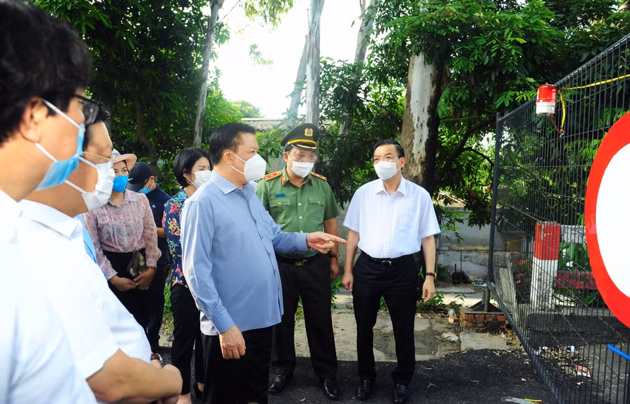 Bí thư Thành ủy Hà Nội - Đinh Tiến Dũng tại buổi kiểm tra việc chuẩn bị thiết lập 3 vùng phòng dịch.