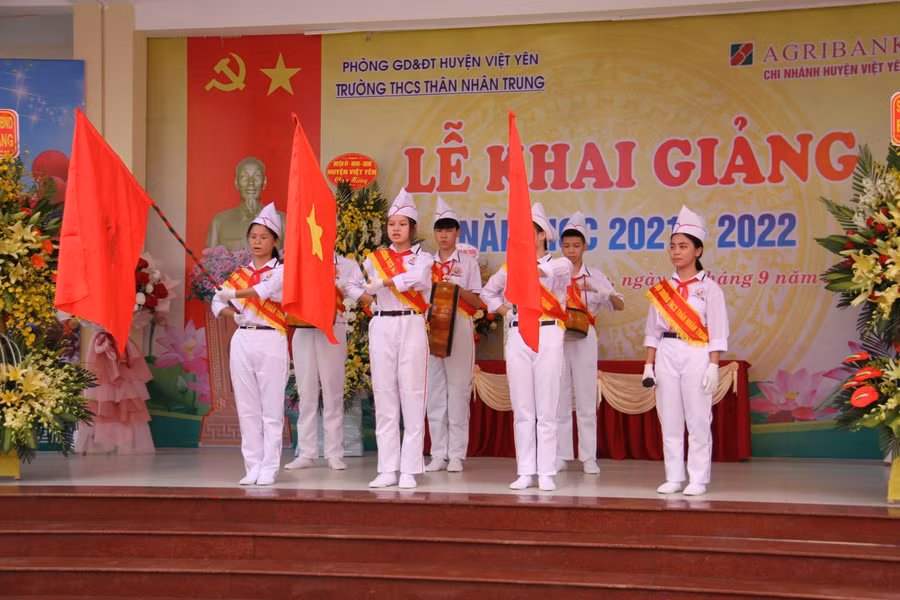 Không khí khai giảng tại trường THCS Thân Nhân Trung.