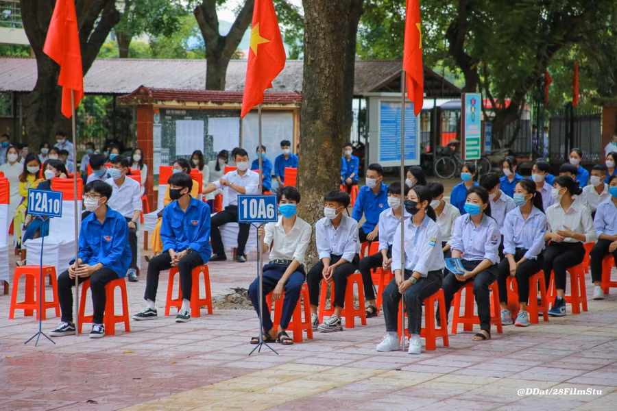 Học sinh trường THPT Cẩm Lý trong lễ khai giảng năm học mới.