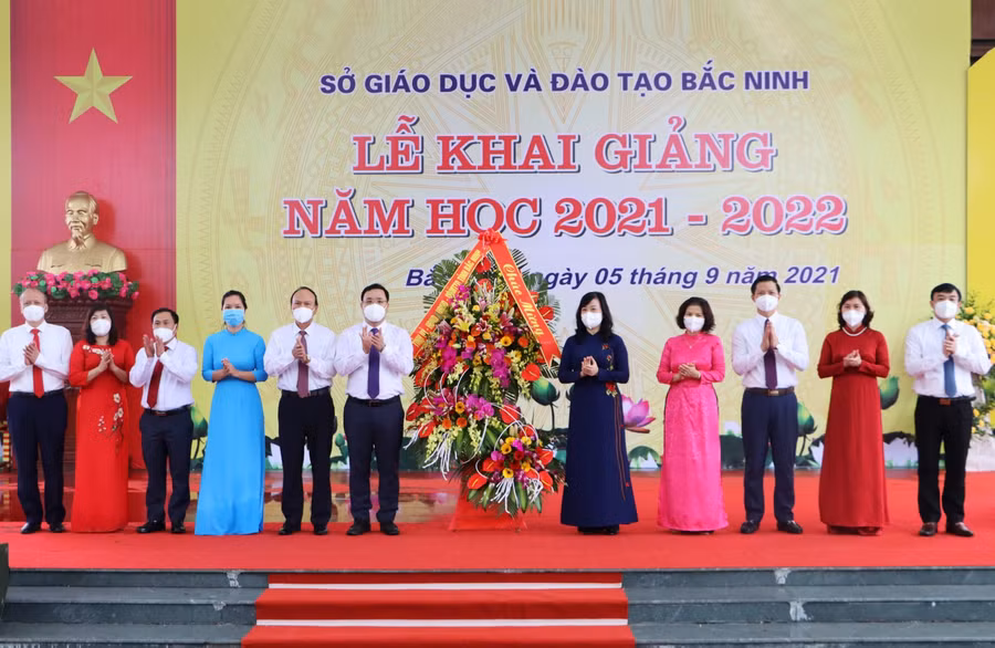 Lãnh đạo Tỉnh ủy, UBND tỉnh Bắc Giang chúc mừng năm học mới.