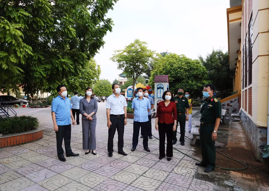 Chủ tịch UBND tỉnh Bắc Ninh - Nguyễn Hương Giang (thứ 2 từ phải sang) kiểm tra công tác phòng dịch tại huyện Tiên Du.