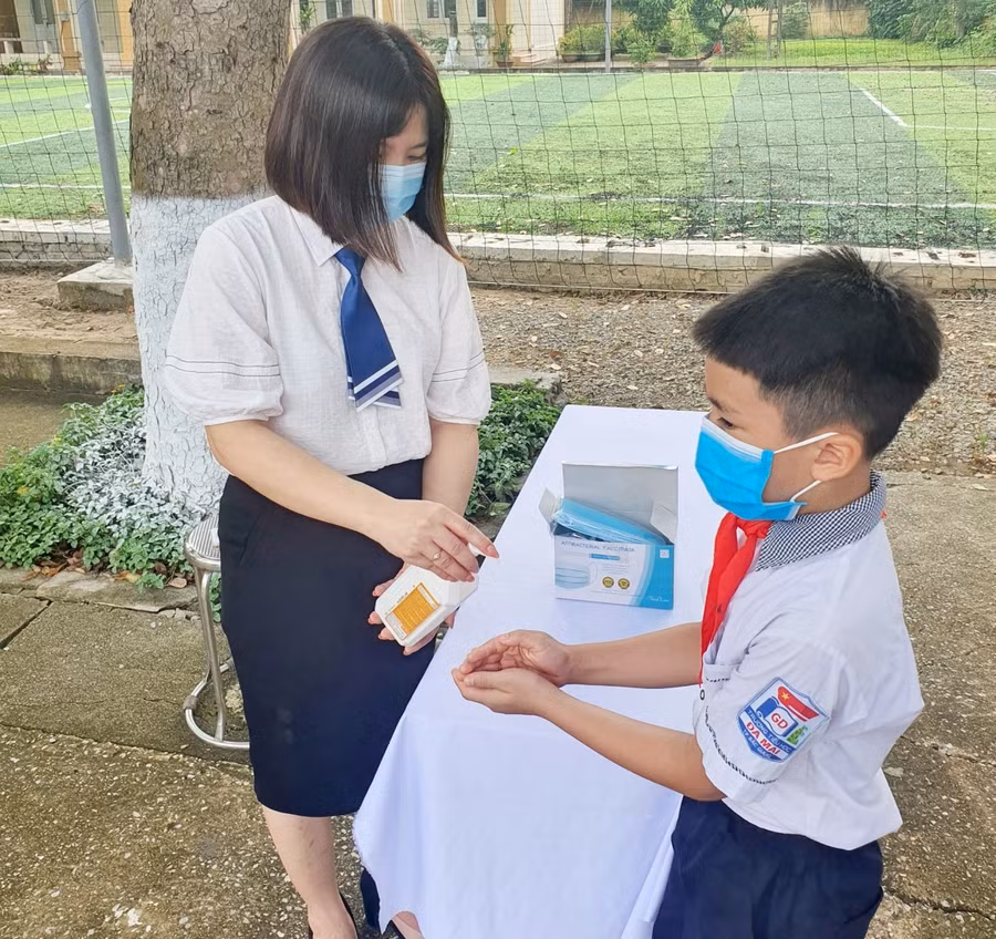 Học sinh trường tiểu học Đa Mai (TP Bắc Giang) thực hiện 5K khi đến khai giảng.