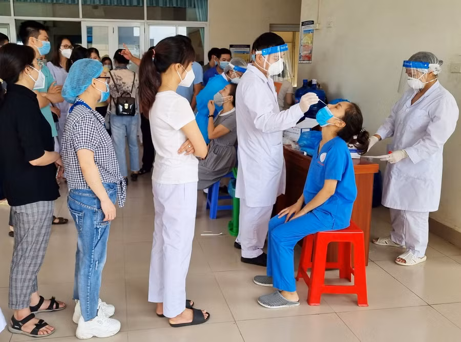 Thành viên trong Đoàn được lấy mẫu xét nghiệm Covid-19 trước khi lên đường làm nhiệm vụ.