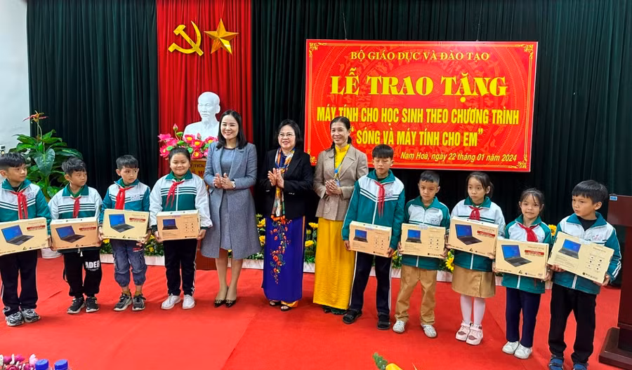 Học sinh Trường Tiểu học Nam Hoà nhận máy tính trong chương trình “Sóng và máy tính cho em”.