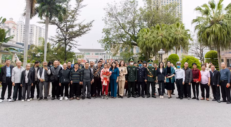 Lãnh đạo thành phố Móng Cái chụp ảnh làm kỷ niệm cùng đoàn khách Trung Quốc. Lãnh đạo thành phố Móng Cái chụp ảnh làm kỷ niệm cùng đoàn khách Trung Quốc.