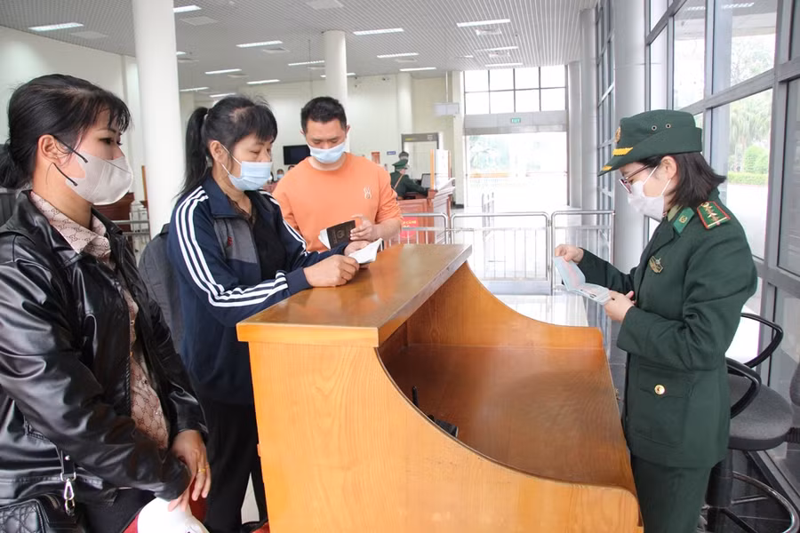 Ông Trần Ngọc Tuấn, Phó Chủ tịch hiệp hội doanh nghiệp thành phố Móng Cái cho biết, doanh nghiệp lữ hành trên địa bàn đã tham mưu với thành phố, tỉnh bên cạnh việc phát triển du lịch sẵn có như biển đảo, tâm linh, biên giới, thì cần thêm những sản phẩm du lịch độc đáo khác, mở những khu du lịch mang phong thái đặc trưng, đặc thù. Ông Trần Ngọc Tuấn, Phó Chủ tịch hiệp hội doanh nghiệp thành phố Móng Cái cho biết, doanh nghiệp lữ hành trên địa bàn đã tham mưu với thành phố, tỉnh bên cạnh việc phát triển du lịch sẵn có như biển đảo, tâm linh, biên giới, thì cần thêm những sản phẩm du lịch độc đáo khác, mở những khu du lịch mang phong thái đặc trưng, đặc thù.