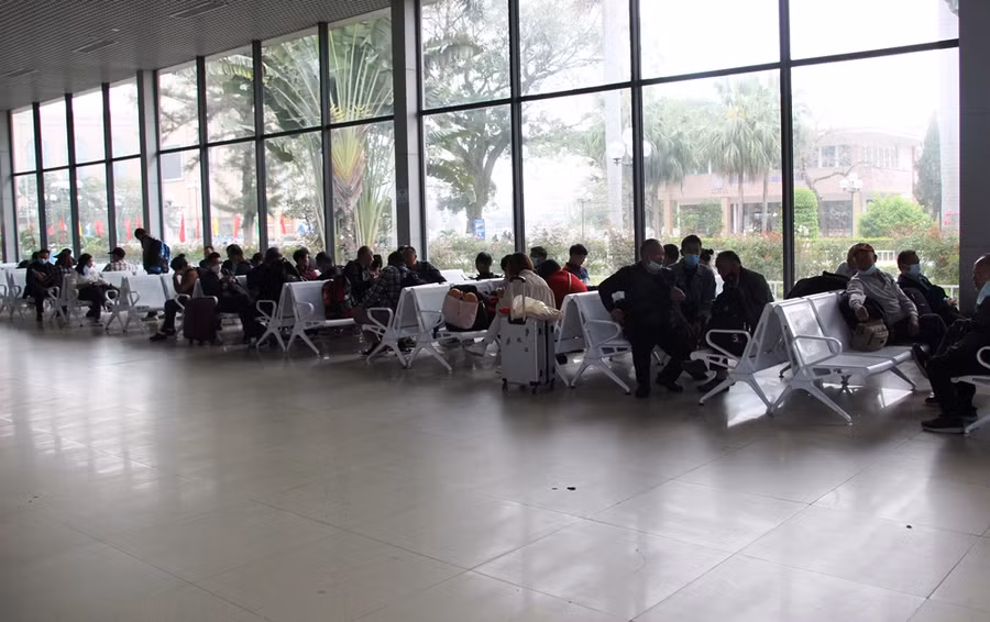 Cùng với đoàn khách du lịch Trung Quốc qua cửa khẩu Móng Cái vào Việt Nam, trong sáng ngày 15/3 cũng có một số đoàn khách Việt Nam sang Trung Quốc du lịch. Cùng với đoàn khách du lịch Trung Quốc qua cửa khẩu Móng Cái vào Việt Nam, trong sáng ngày 15/3 cũng có một số đoàn khách Việt Nam sang Trung Quốc du lịch.