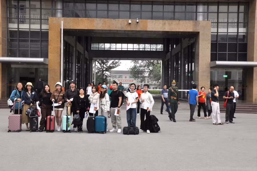 Trong buổi sáng, đoàn khách 38 người của Công ty Du lịch Thần Châu (Quảng Tây, Trung Quốc) đến từ nhiều địa phương Trung Quốc đã làm thủ tục nhập cảnh qua cửa khẩu quốc tế Móng Cái theo tour du lịch 4 ngày, 3 đêm tại: Móng Cái, Hạ Long và Hà Nội. Trong buổi sáng, đoàn khách 38 người của Công ty Du lịch Thần Châu (Quảng Tây, Trung Quốc) đến từ nhiều địa phương Trung Quốc đã làm thủ tục nhập cảnh qua cửa khẩu quốc tế Móng Cái theo tour du lịch 4 ngày, 3 đêm tại: Móng Cái, Hạ Long và Hà Nội.