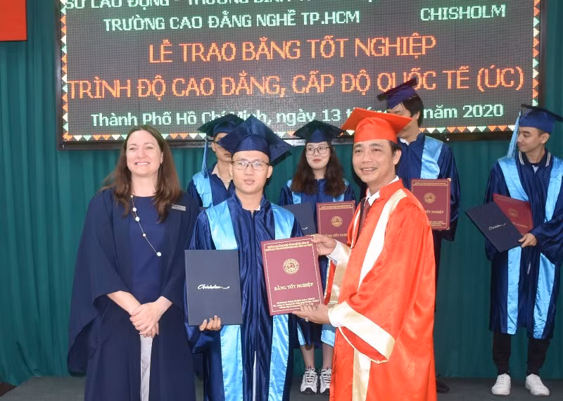Đại diện hai đơn vị trao bằng tốt nghiệp Cao đẳng quốc tế cho các tân cử nhân