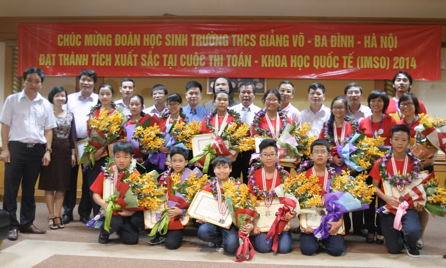 Vui mừng đón đoàn học sinh Việt Nam dự IMSO thắng lợi trở về